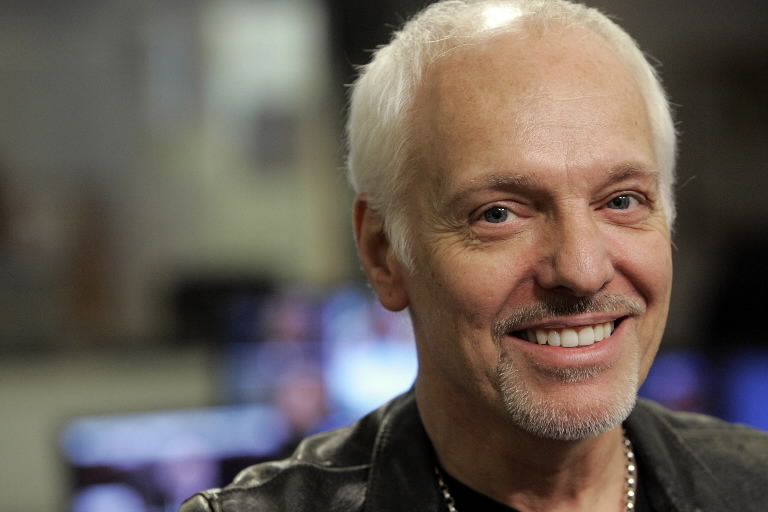 Peter Frampton Hero to All as He Throws Rude Couple�s Cell Phone