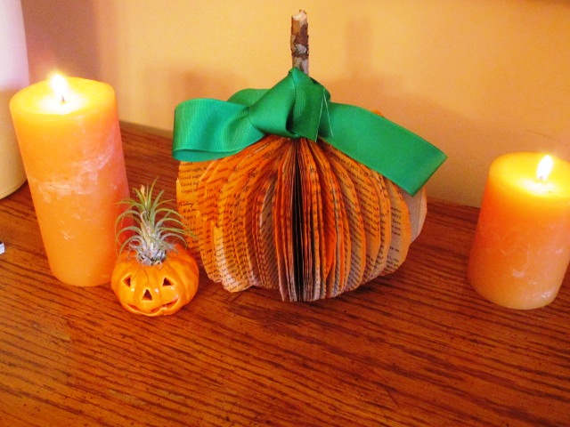 DIY Halloween Decoration: Turn Books Into Pumpkins