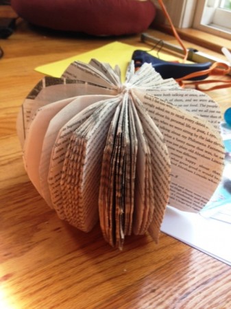 DIY Halloween Decoration Turn Books into Pumpkins6