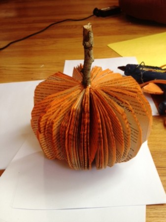 DIY Halloween Decoration Turn Books into Pumpkins7