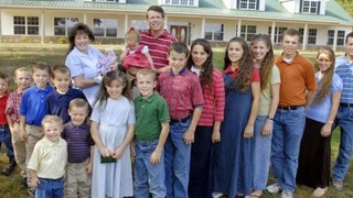 The Duggar family in a group photo