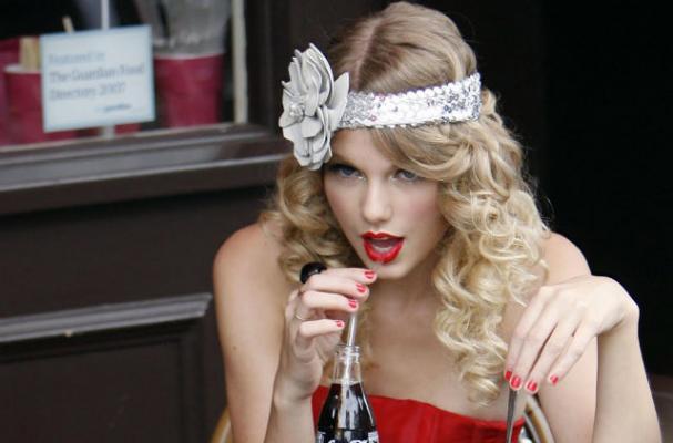 Taylor Swift Photo Shows Her Kissing Karlie Kloss?