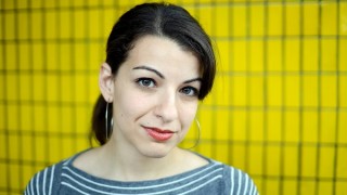 Anita Sarkeesian yellow background