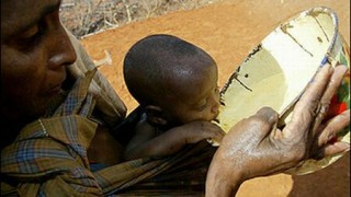 Somalian mother is given fresh water for her baby